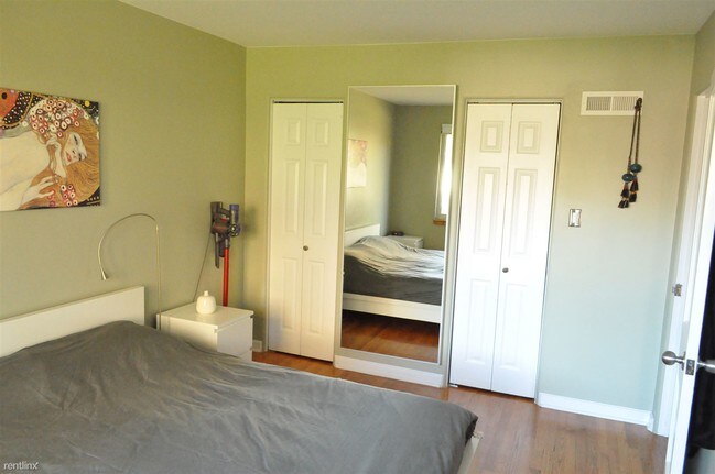 Foto del edificio - 787 Ivanhoe St