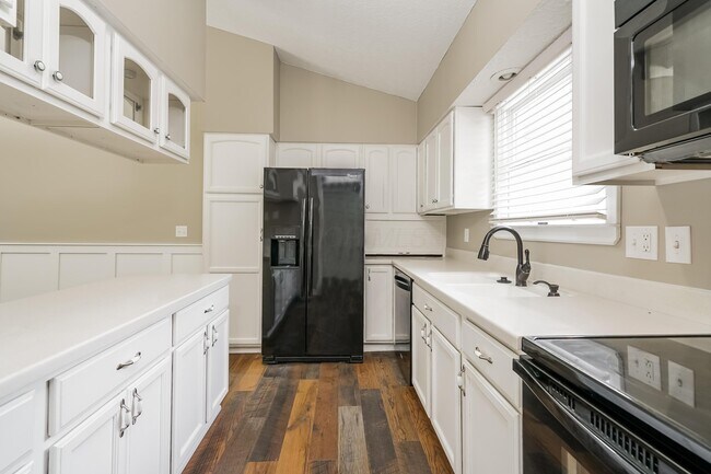 Building Photo - 305 Station St E