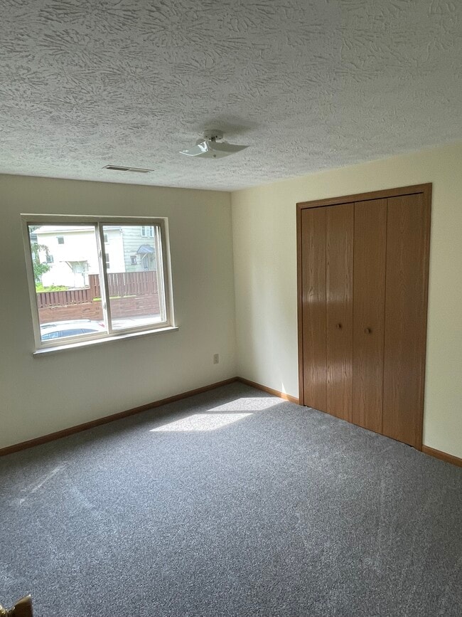 Building Photo - 218 Park Dr