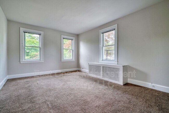 Building Photo - 3028 Glenmore Ave