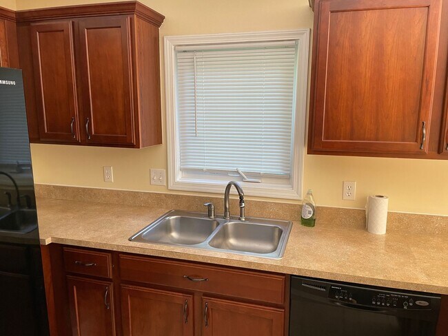 Foto del edificio - Beautiful 2 bed 2 bath upper Utica 1710 sq...