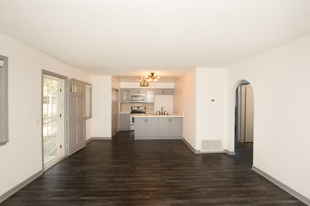 living room and kitchen - 1102 S Mantle Ln