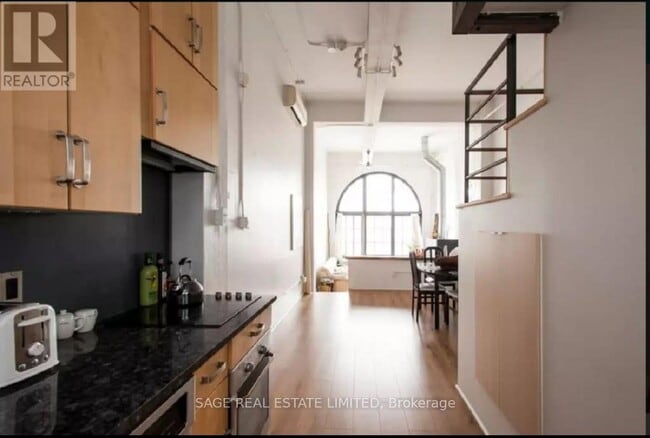 Building Photo - 264-264 Seaton St