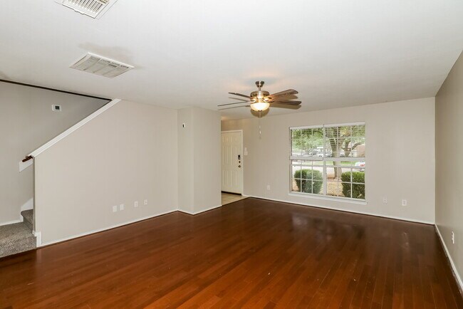 Foto del edificio - 3923 Rolling Springs Ln