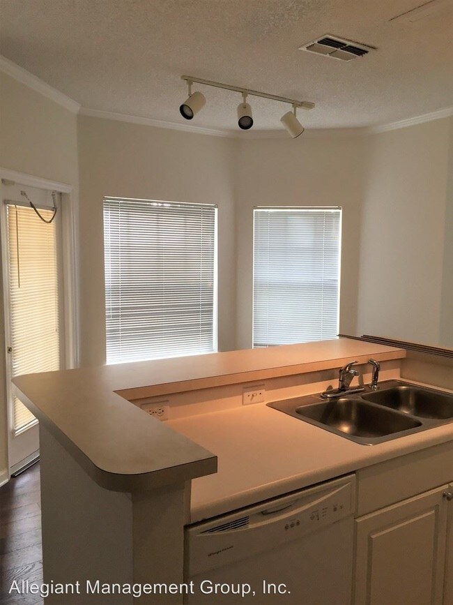 Building Photo - 215 Arbor Lakes Cir