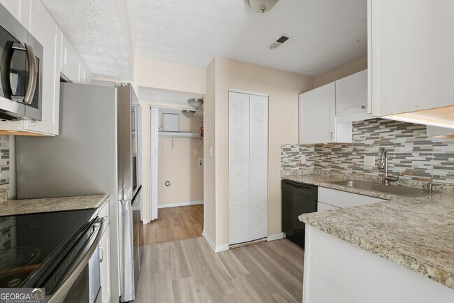 Foto del edificio - 293 Country Club Dr