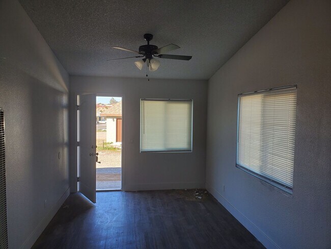 Foto del edificio - 1548 Sierra Vista Dr