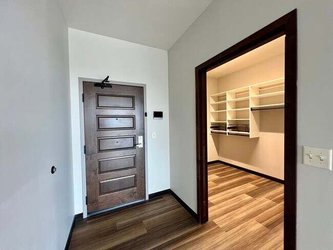 Armario para abrigos con vestidor - Bridge Plaza Apartments