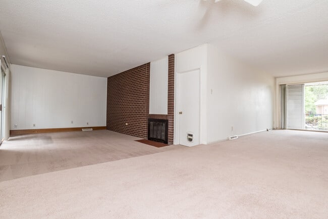 Building Photo - $0 DEPOSIT OPTION! WALNUT HILLS DIVISION, NEW APPLIANCES, GARAGE, FIREPLACE, STORAGE!