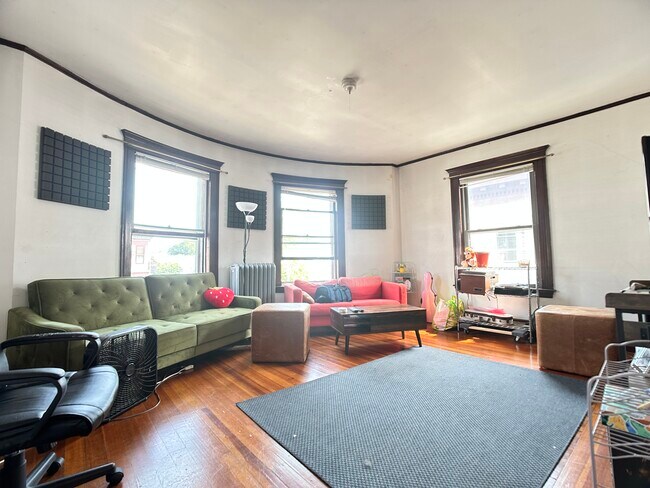 Foto del edificio - 324 Faneuil St