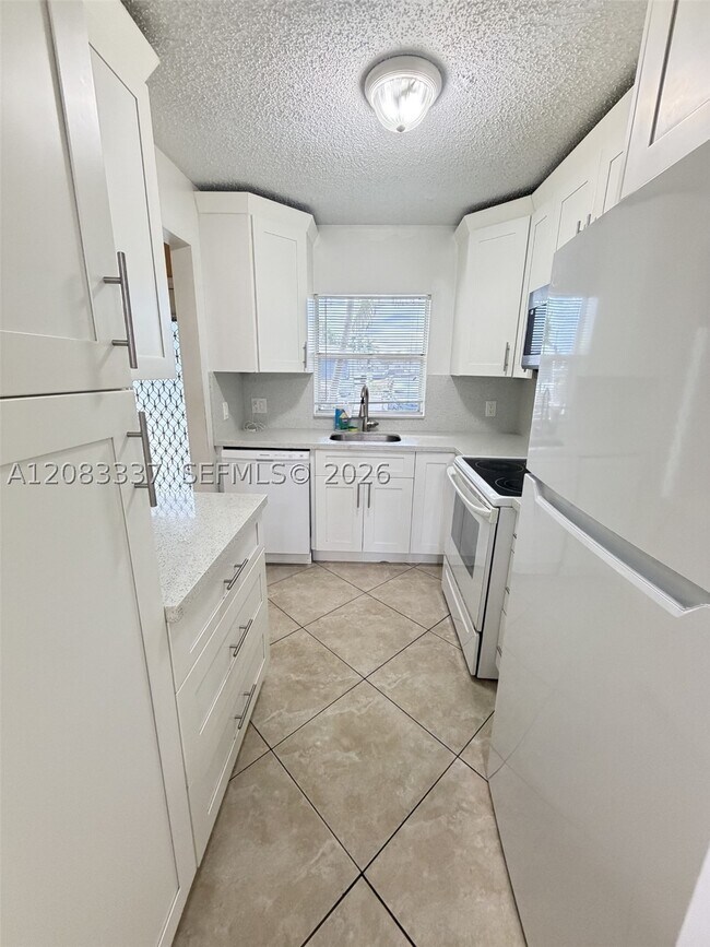 Building Photo - 9949 Sandalfoot Blvd