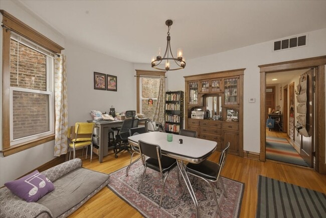 Foto del edificio - 2334 N Hamlin Ave