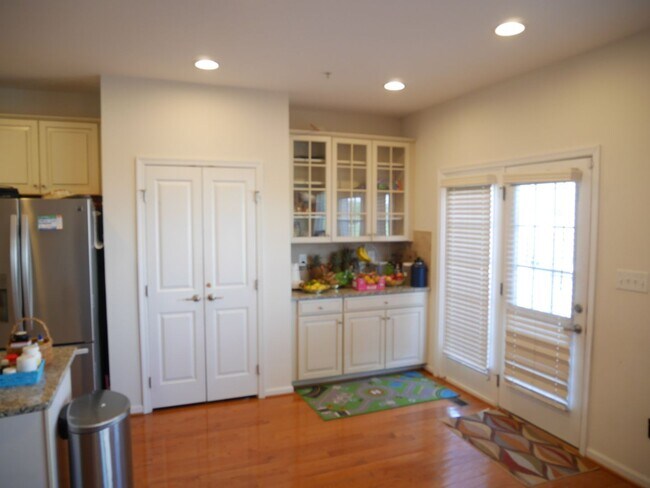 Foto del edificio - SPACIOUS 4 Bedroom Townhome-Owings Mills, MD