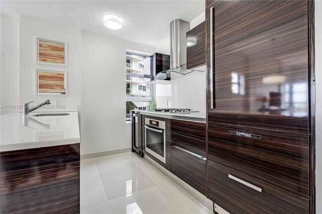 Foto del edificio - 3739 Collins Ave