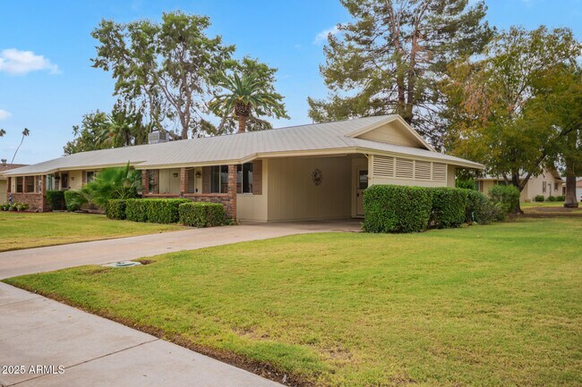 Foto del edificio - 13636 N Redwood Dr