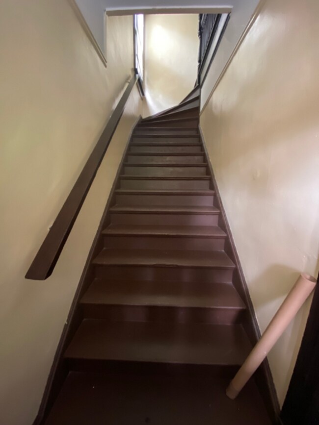 Building Photo - 2 Bed / 1 Bath Upstairs Unit Near Downtown...