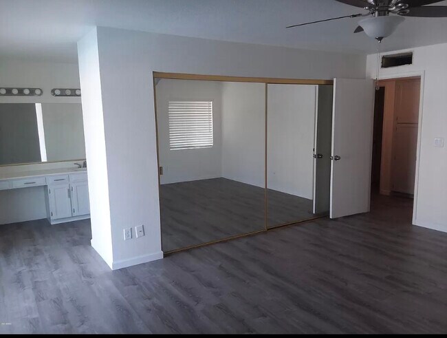 Large master bedroom - 5120 E Shomi St