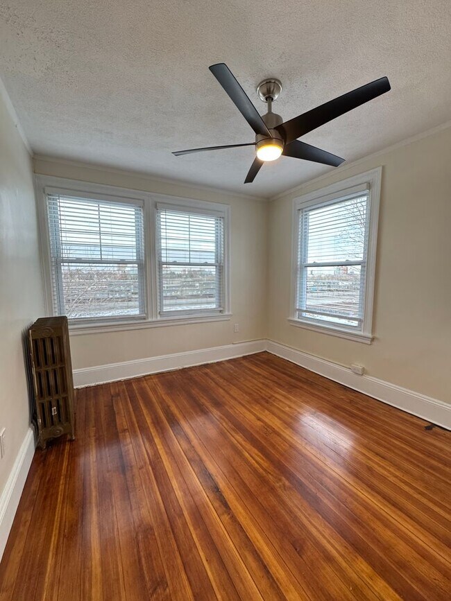 Foto del edificio - TOWNHOUSE FOR RENT!  ALLSTON 7 BED WITH YARD & LAUNDRY IN UNIT avail 9/1/2026