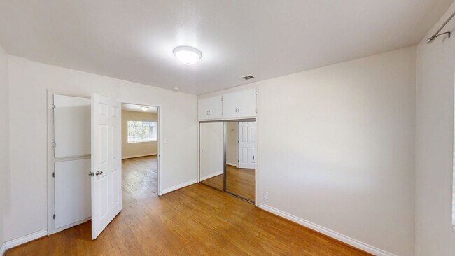 Foto del edificio - 560 W Ave L