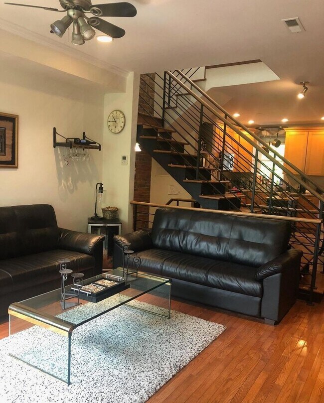 Foto del edificio - Great 3 BR 2 Bath Row Home in Shaw