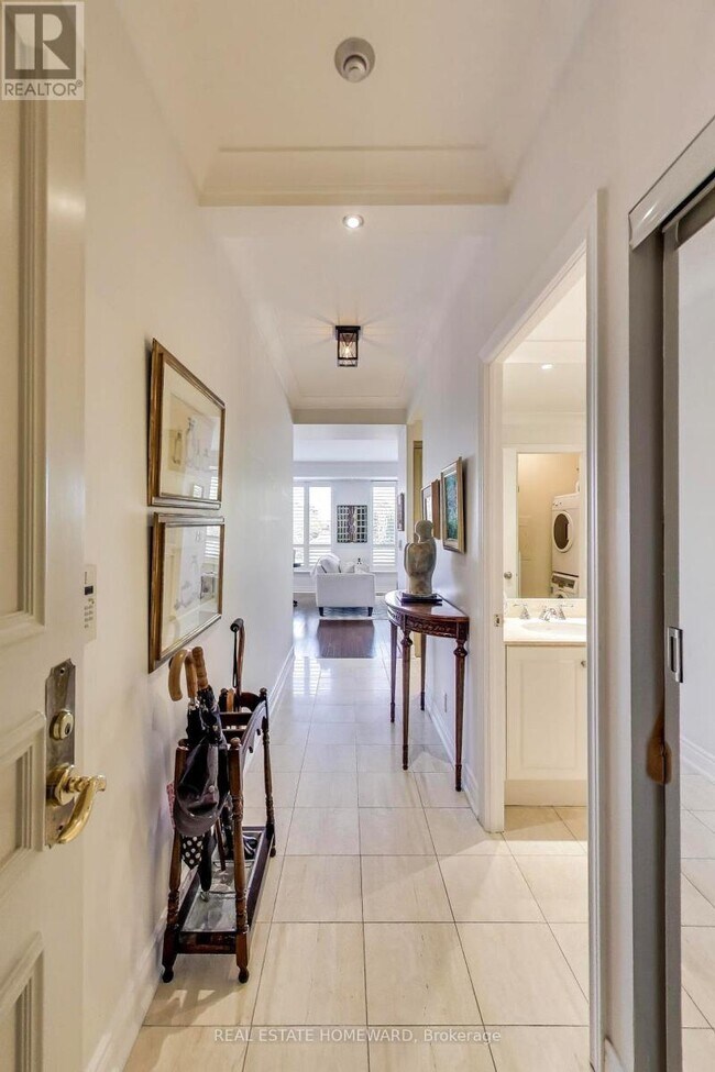 Photo du bâtiment - 2 Roxborough St E