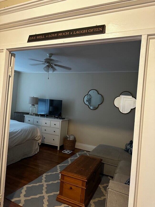 Building Photo - Warm Allston 1 Bed!!