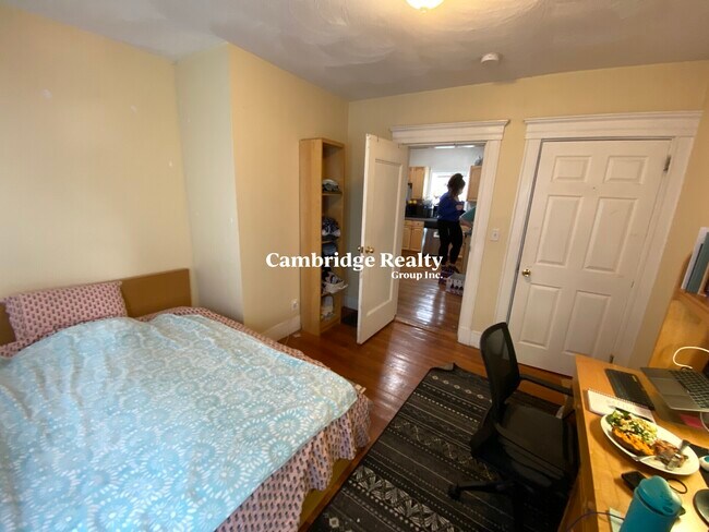 Foto del edificio - 37 Cameron Ave