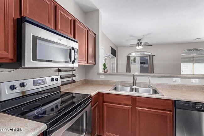 Building Photo - 2402 E 5th St