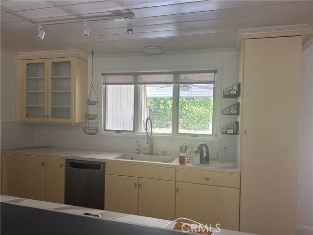 Foto del edificio - 724 N Refugio Rd