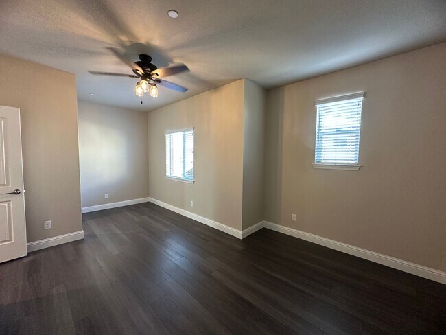 Building Photo - IMMACULANT 4 BEDROOM HOME 2.5 BATHROOM IN ...