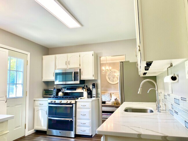 Building Photo - Amazing 4 Bedroom 2 Bathroom! Large Lot!  ...