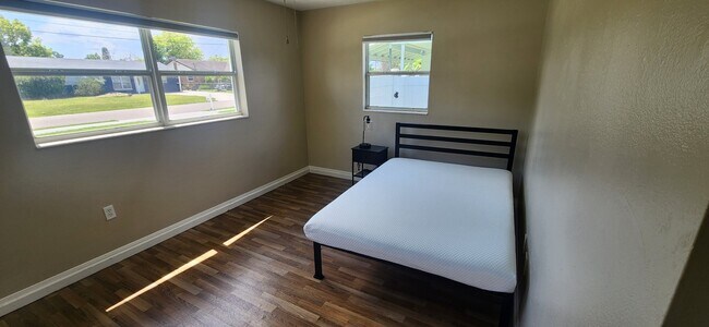Foto del edificio - 14501 Daring Ave
