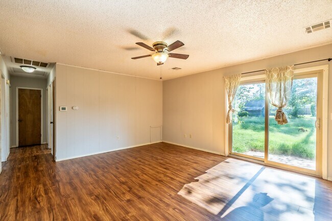 Foto del edificio - Stunning 3 Bed 1 Bath in amazing area