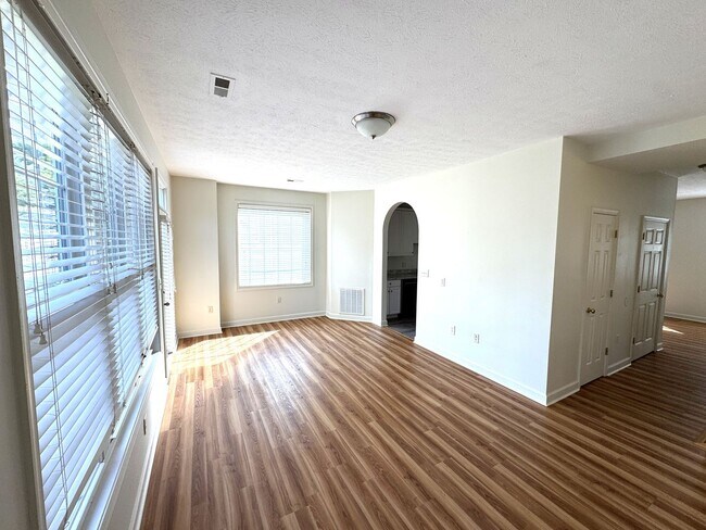 Foto del edificio - Taylor Spring Townhouse With Garage and Basement