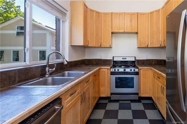 Building Photo - 5420 Sylvan Ave