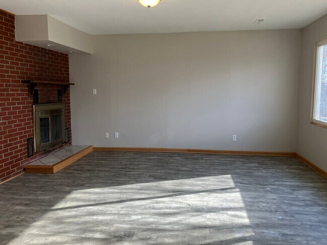 Building Photo - 2 Bedroom 1 Bath Ranch For Rent