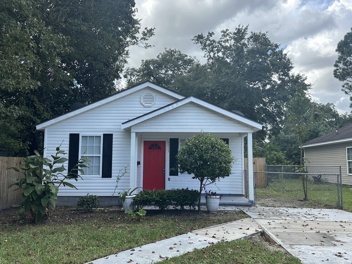 Primary Photo - 1115 E 59th St