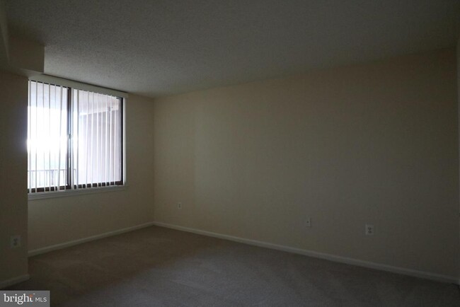 Building Photo - 10101 Grosvenor Pl