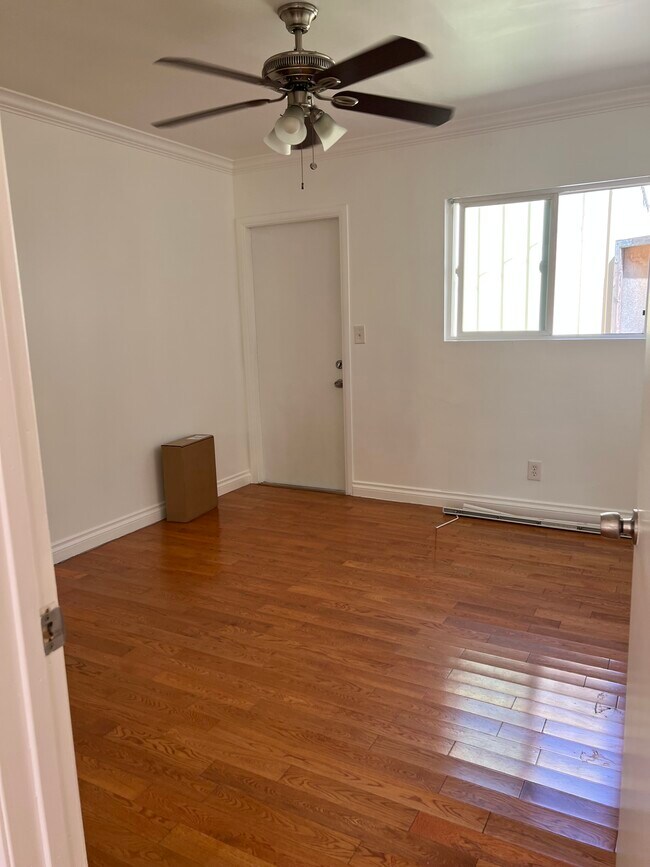 Foto del edificio - 940 N Serrano Ave
