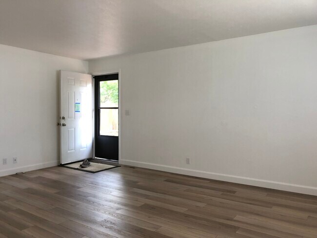 Building Photo - 2252 Grove Cir