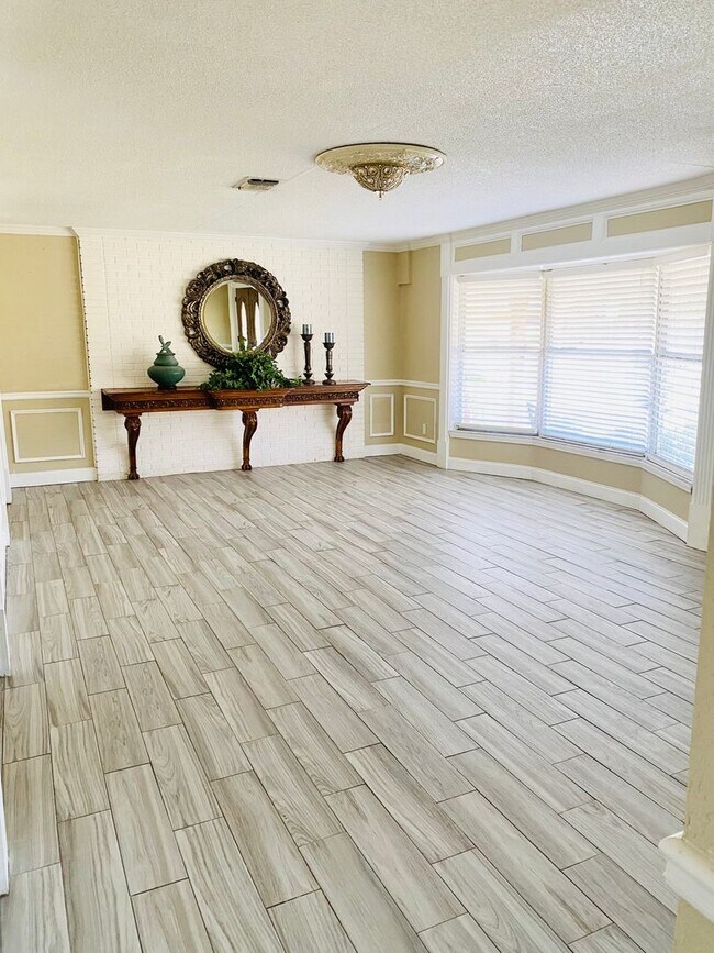 Building Photo - Charming Former Model Home