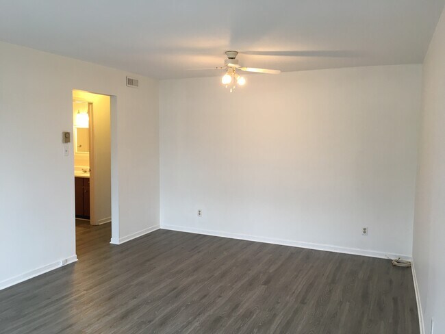 Building Photo - 252 John St N