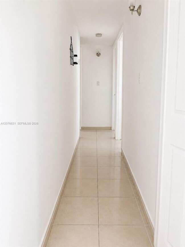 Foto del edificio - 666 W 81st St