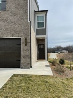 Walkway entry into townhome - 866 Longleaf Ln