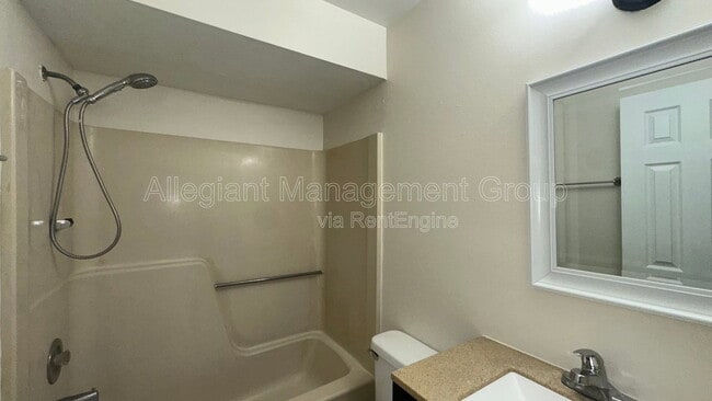 Building Photo - 622 Royalty Ct