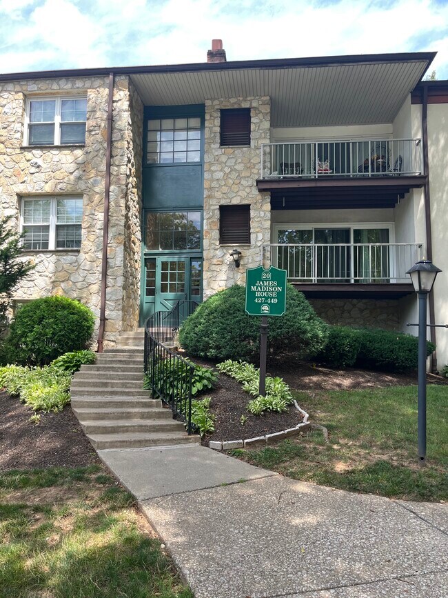 Building Photo - 447 Drummers Ln