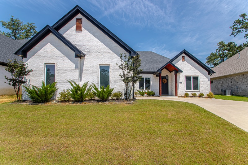 Primary Photo - 2420 Hurricane Gardens Dr