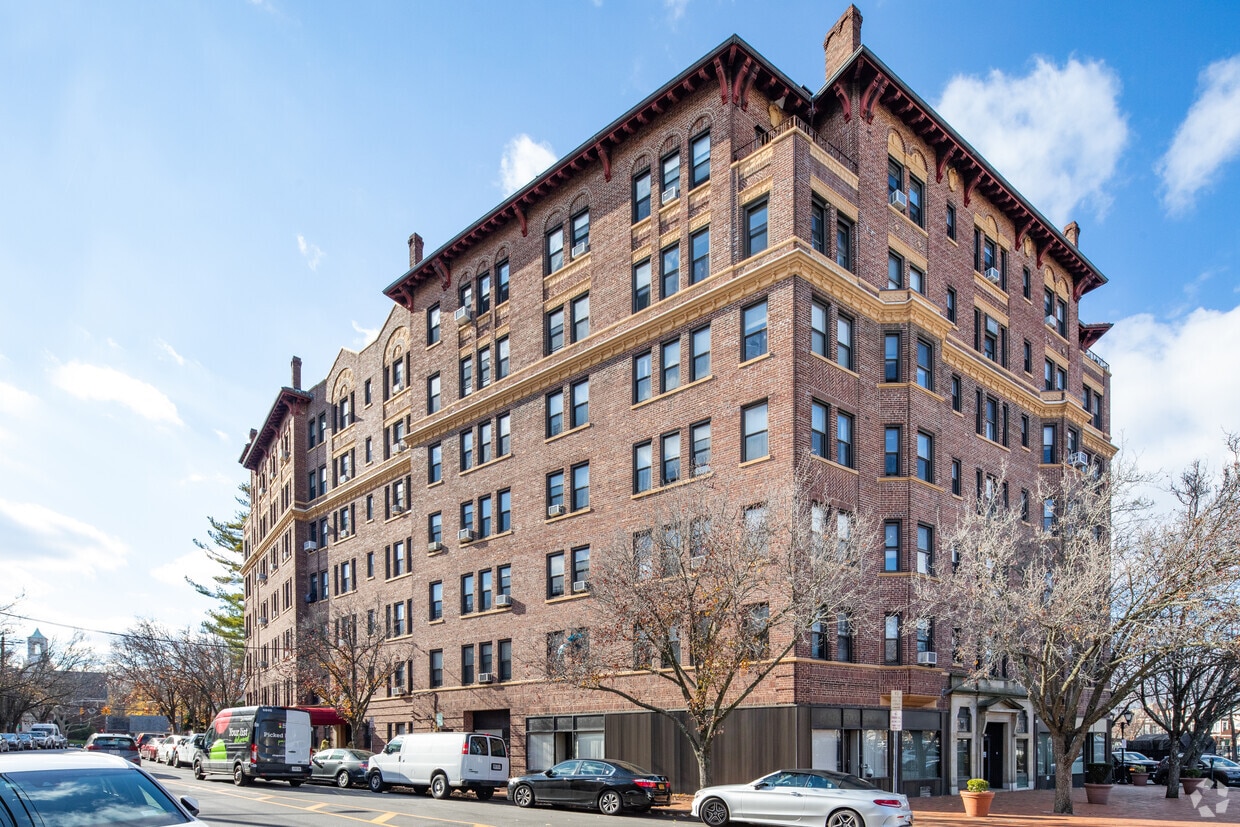 Wychwood Owners Corp. 8 Barstow Rd Great Neck, NY Apartments for