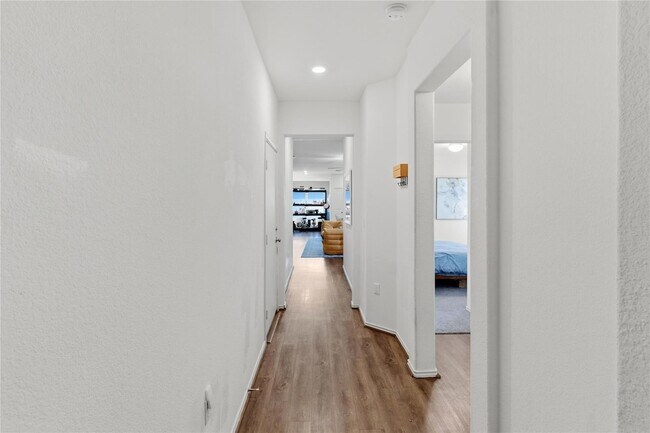 Foto del edificio - 7409 Spring Ray Dr