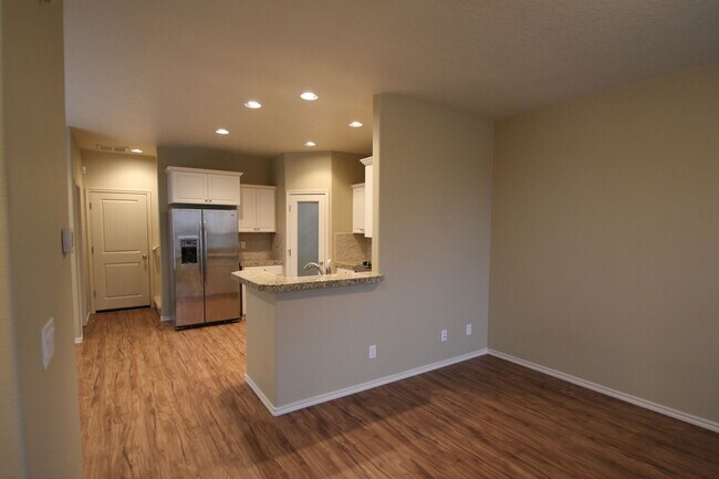 Foto del edificio - Progress Ridge end unit Townhome! Can't miss!